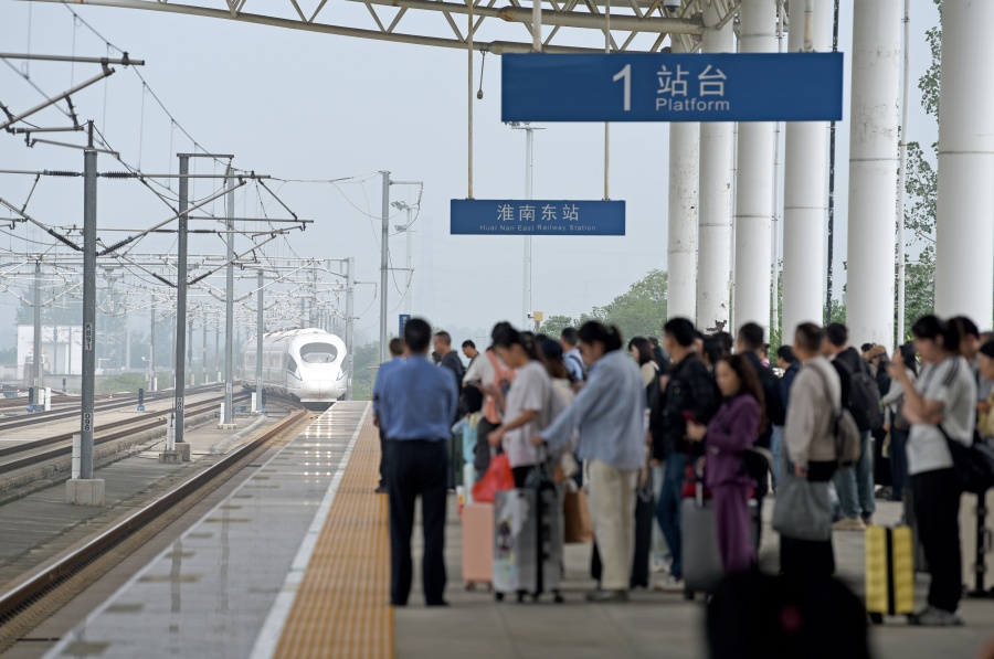 10月8日，淮南东站，一列高铁列车驶入站台。