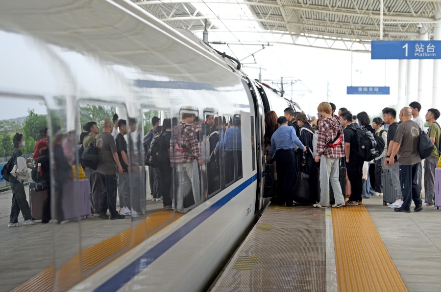 10月8日，淮南东站，旅客有序乘车。