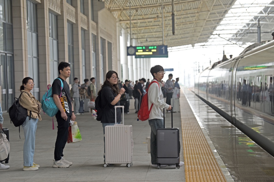 10月8日，淮南东站，一列高铁列车驶入站台。