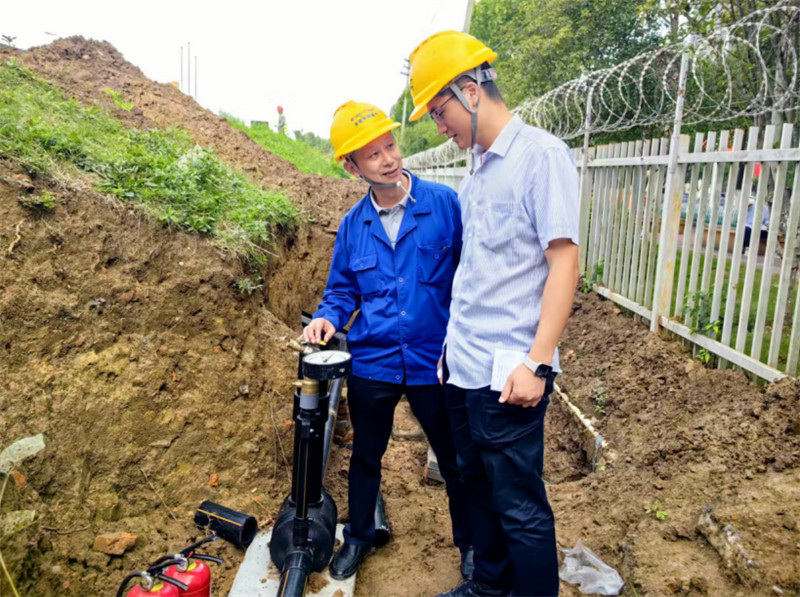 燃氣工作人員堅守一線，全力推進工業用戶燃氣管道改造項目。合燃華潤燃氣供圖