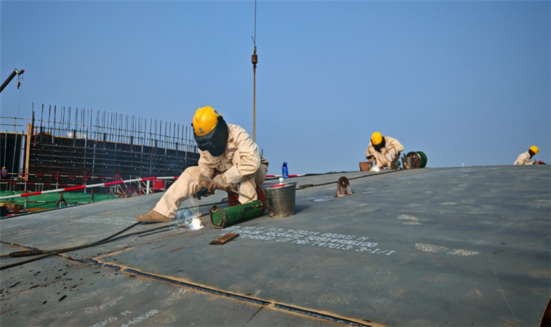 合肥（廬江）LNG應急調峰儲備站建設現場，施工人員正在進行儲罐拱頂制作區模塊焊接。合燃華潤燃氣供圖