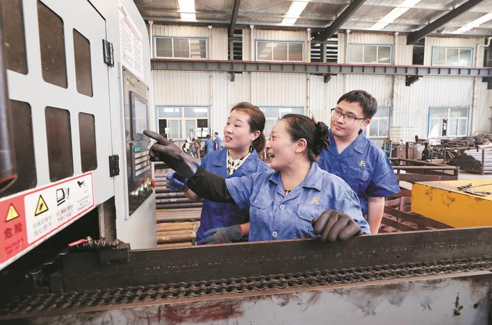 青年干部深入企業一線，換身份、融真情、解難題，用“沉浸式”勞動拉近與企業職工距離，以務實行動提升服務效能。張鋒攝