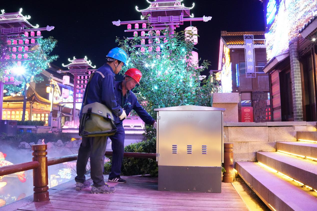 “十一”假期，濉溪縣供電公司服務人員在檢修古城電氣設備。儲運濤攝