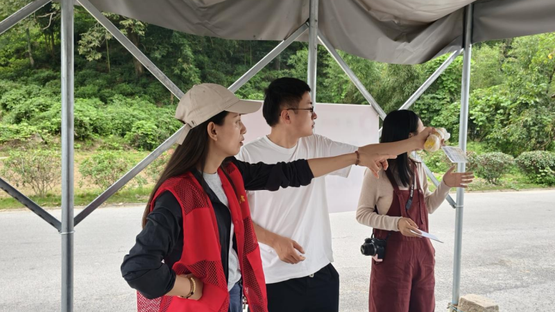 桃花潭鎮查濟風景區內，志願者耐心為游客指引游覽路線，提供咨詢服務。