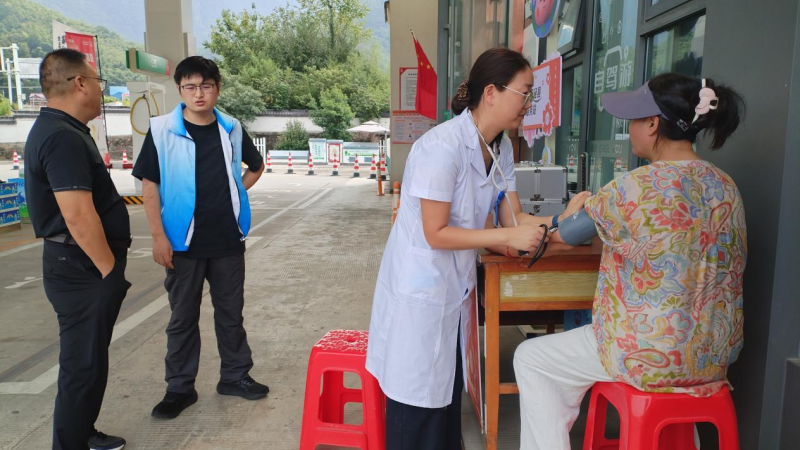 汀溪鄉“微笑涇縣服務站”內，志願者為游客測量血壓