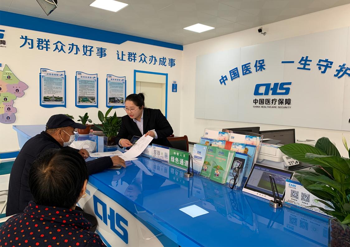 医保窗口工作人员向市民宣传医保政策。宿州市医保局供图