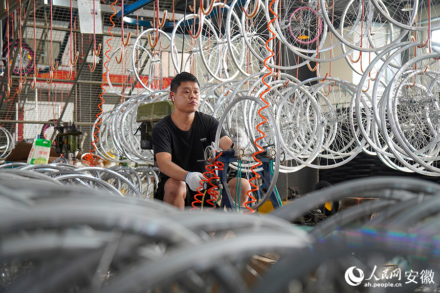 工人正在加工自行車配件。人民網記者 陳若天攝
