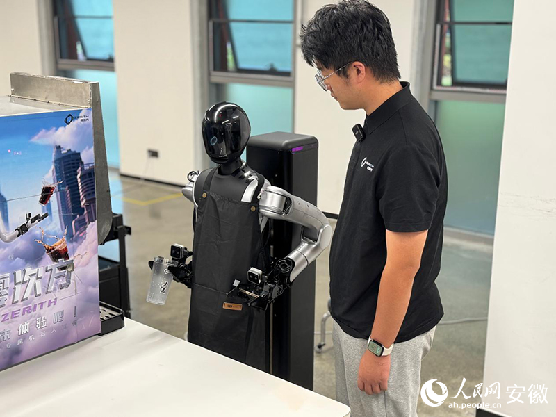 机器人演示倒饮料。人民网记者 吕欢欢摄