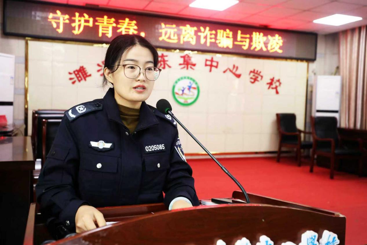 雙堆司法所干警胡向東在為學生開展普法教育。