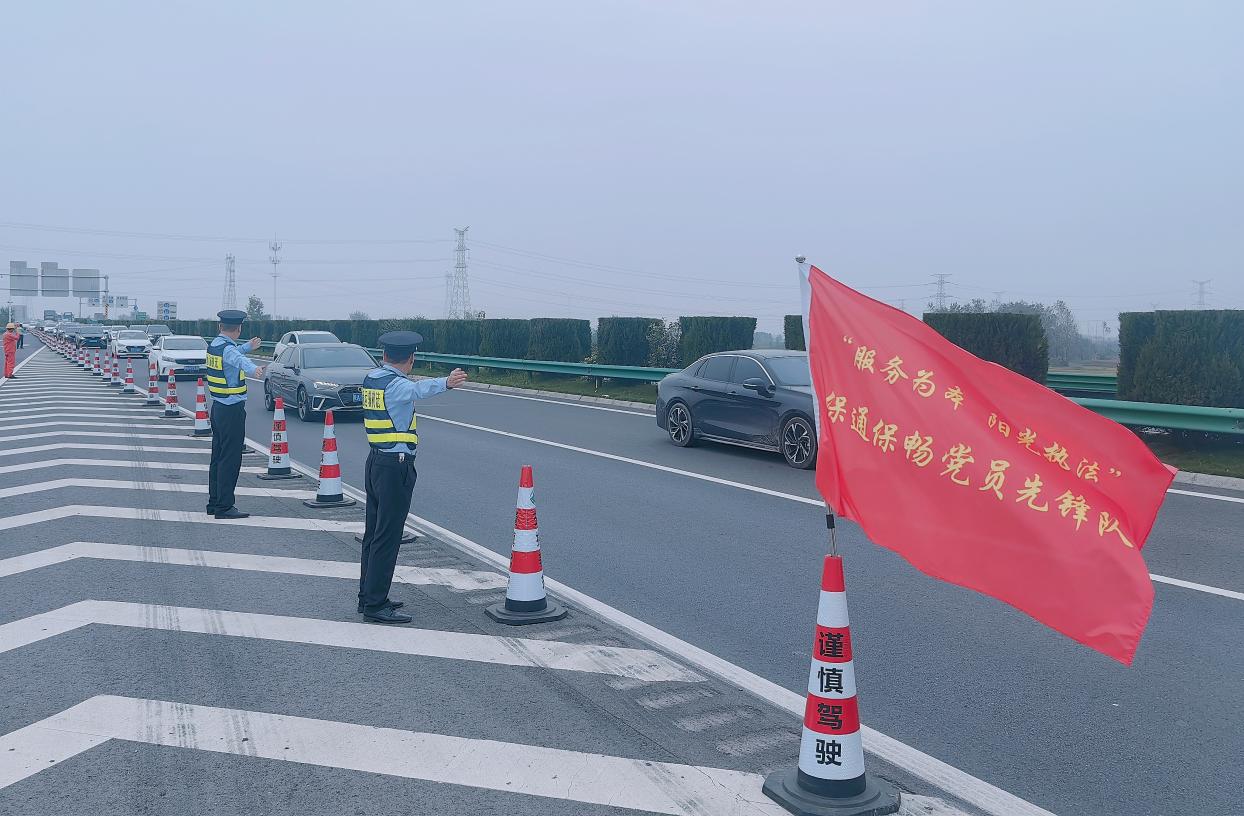 安徽高速公路路政執法人員保通保暢為民服務。安徽省交通運輸廳供圖