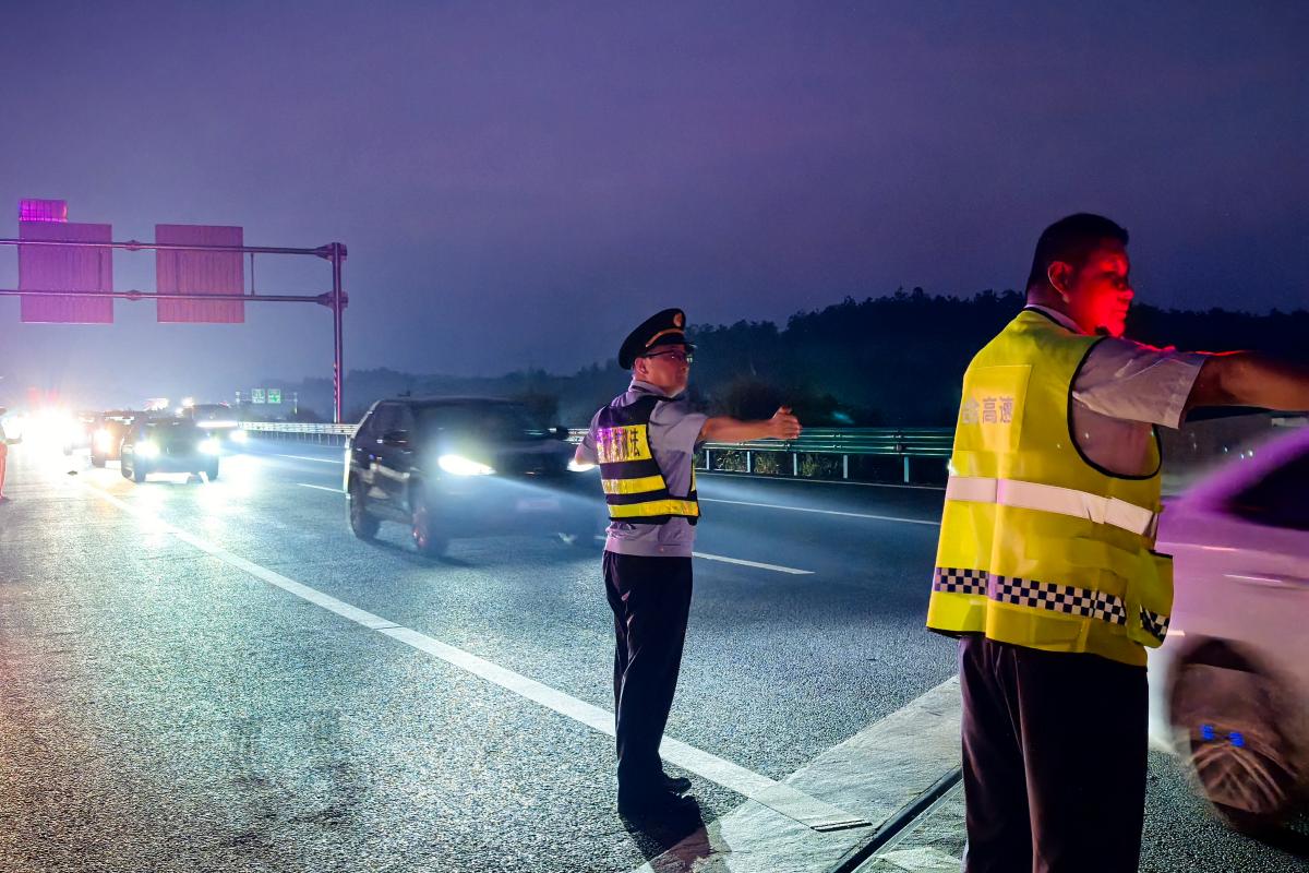 安徽高速公路路政執法人員保通保暢為民服務。安徽省交通運輸廳供圖