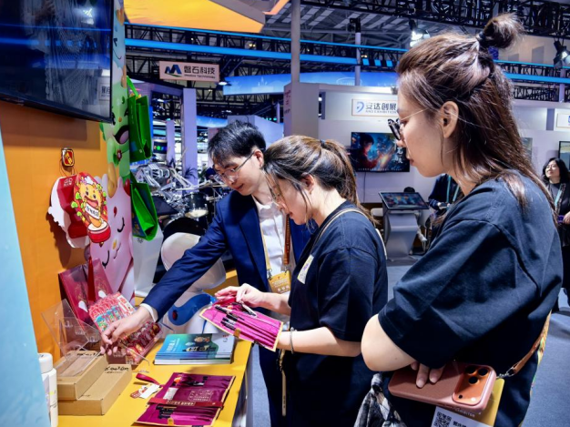 參會人員在展區咨詢元小鰲文創產品。