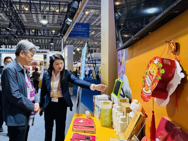 工作人員正在介紹學習機。