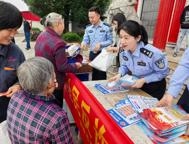 学员们分组开展普法、反诈和急救知识宣传。