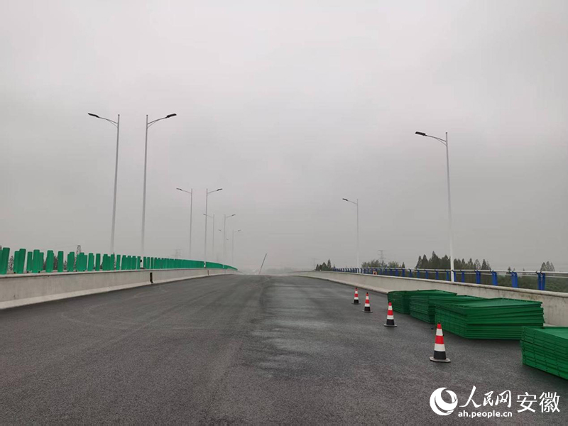S334峨山路东延伸段二期工程项目施工现场。人民网记者 胡雨松摄