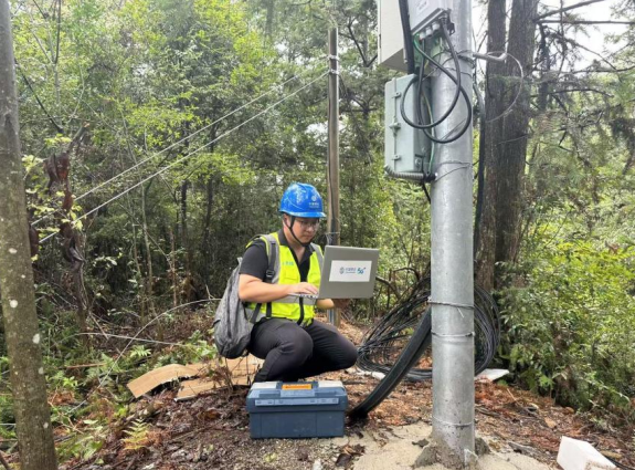 裝維人員在山區內測試5G網絡信號。
