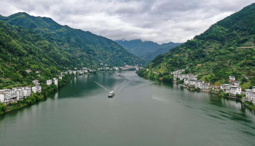 新安江美如画。人民网记者 张俊摄