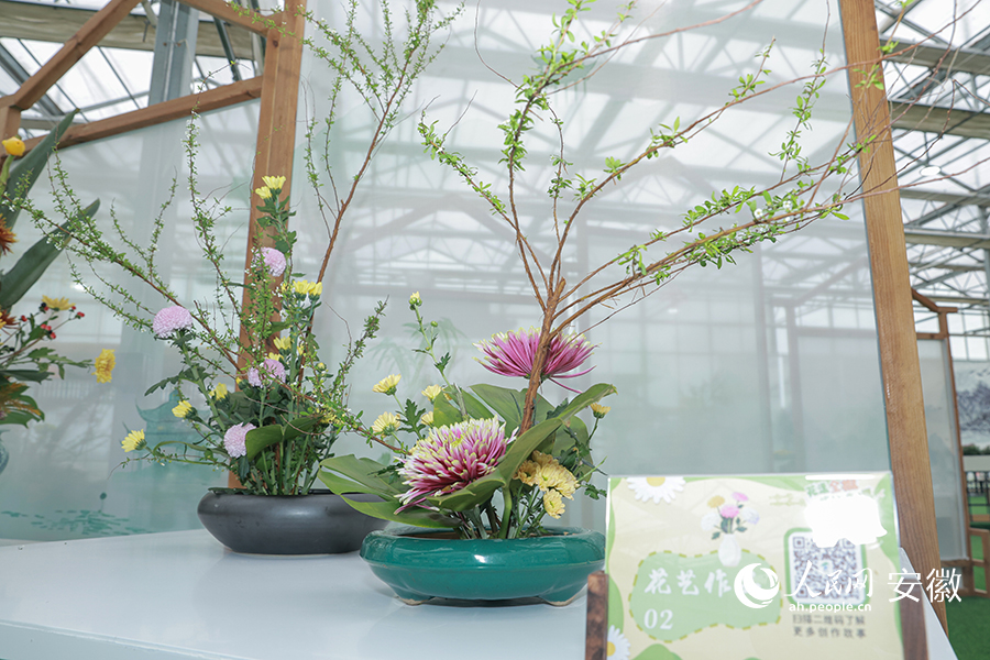 展出的各式以菊花为主题的花艺作品。人民网记者 张俊摄