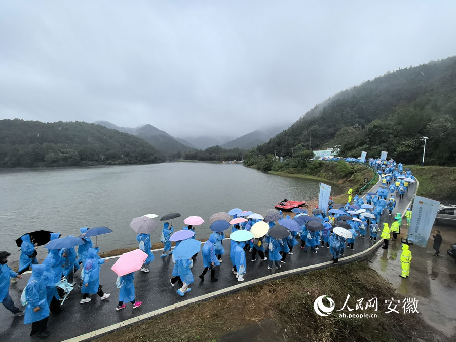 千名职工雨中登大工山。人民网记者 汪瑞华摄