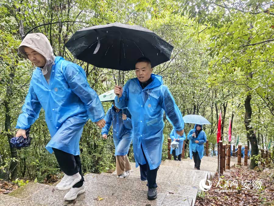 職工們冒雨登山。人民網記者 汪瑞華攝