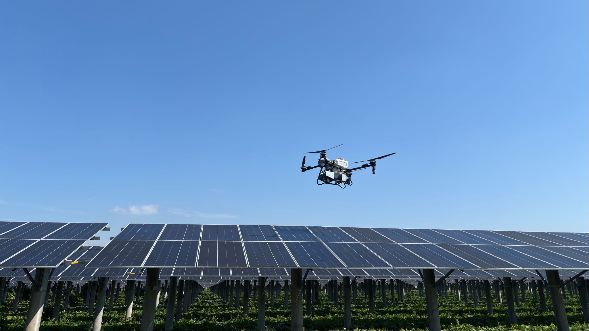 采用无人机清洗光伏板。