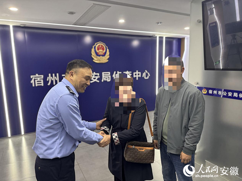 一位寻亲成功的老人前来道谢。 人民网记者 吕欢欢摄