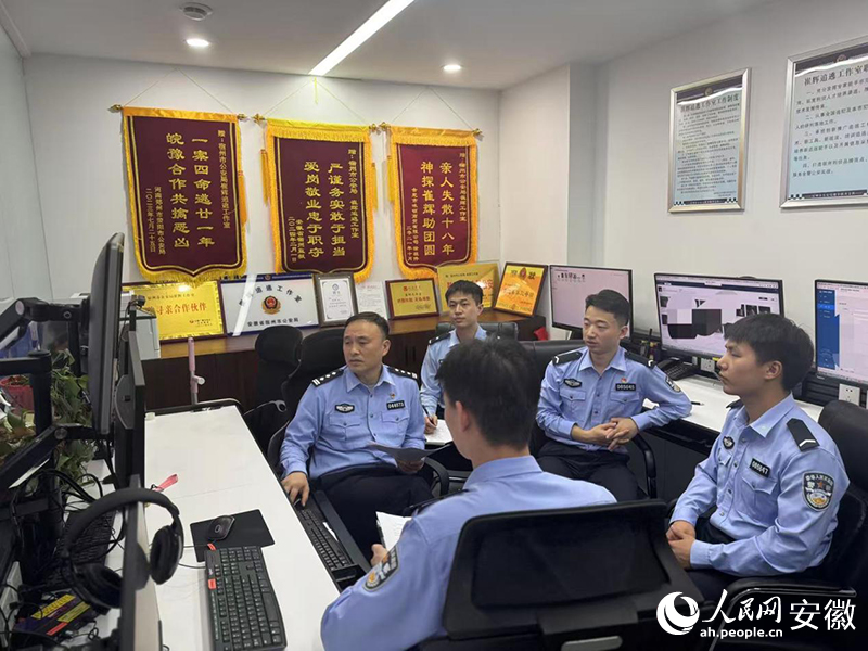 崔辉（左一）与徒弟们研判案情。人民网记者 吕欢欢摄