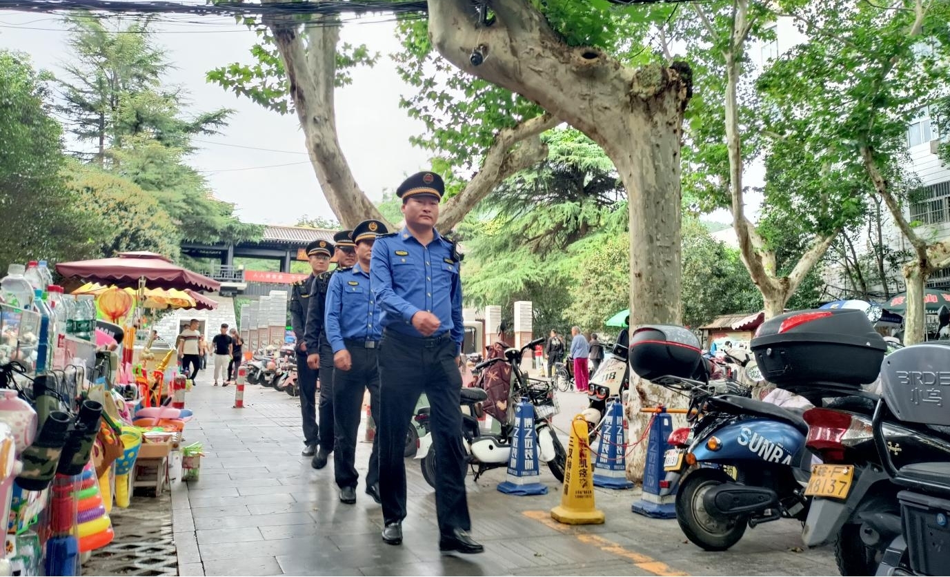 相山區城管執法人員。