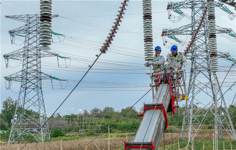 淮北供電公司開展500千伏濉溪變電站220千伏線路檢修。王磊攝