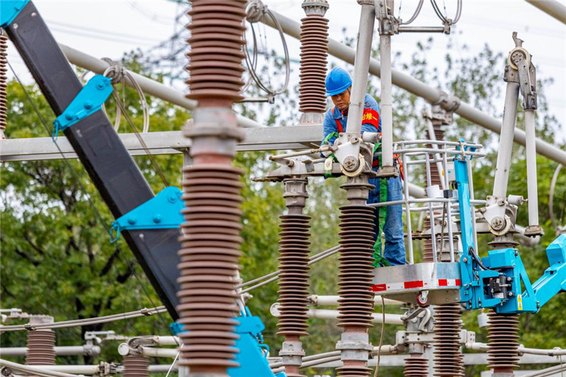 淮北供電公司開展500千伏濉溪變電站220千伏隔離開關檢修。王磊攝