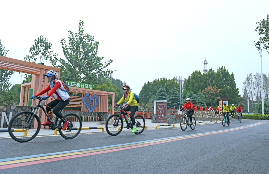 王镇山王村骑行绿道吸引健身爱好者骑行。
