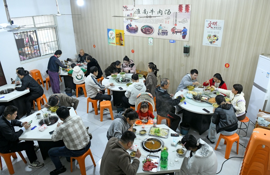 游客品尝当地特色美食淮南牛肉汤。