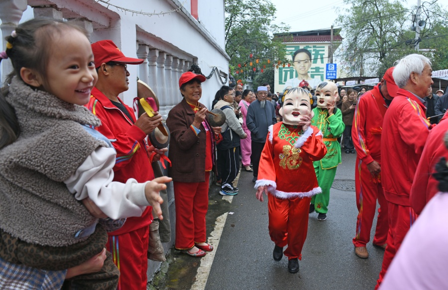 非遗集市、民俗表演吸引游客观看。