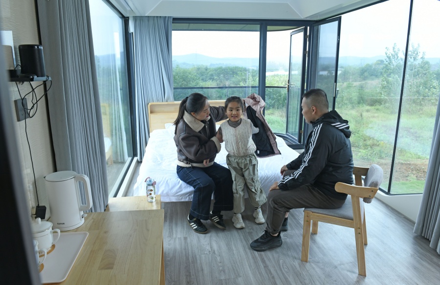 乡村太空舱吸引游客入住体验。