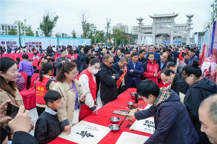 千秋公益集市摊位。应长富摄