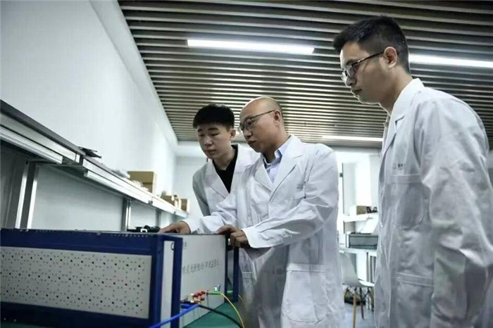 智地感知聯合創始人張強（中間）與科研人員調試研發設備。