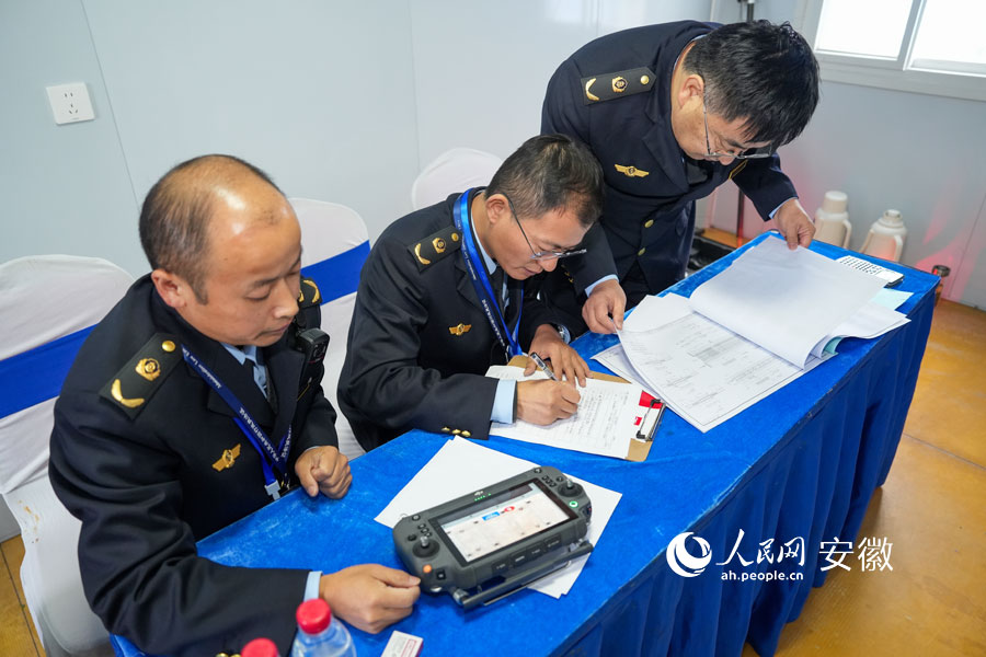 案卷文書制作。人民網記者 苗子健攝