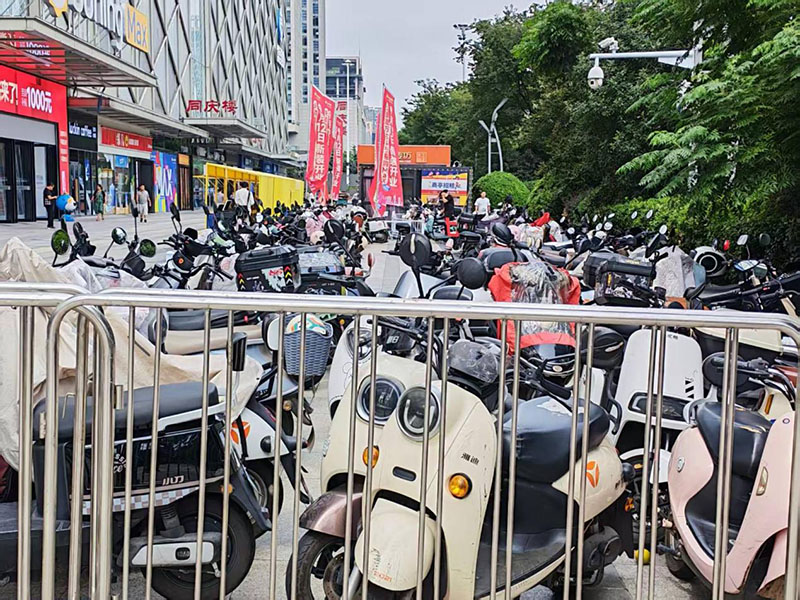 改造前電瓶車停放畫面。