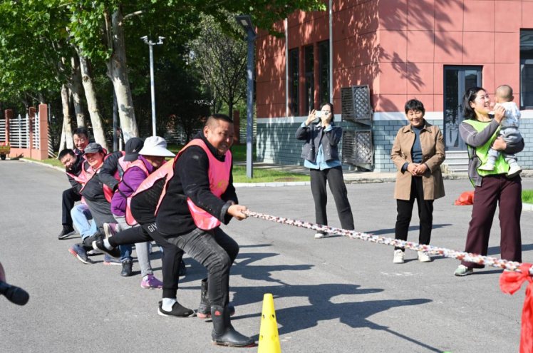 拔河比赛。杜刚 摄