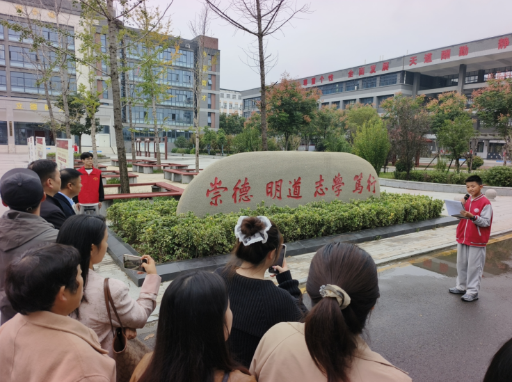 培训班学员在涡阳县天静宫中学开展实地调研。涡阳县委宣传部供图