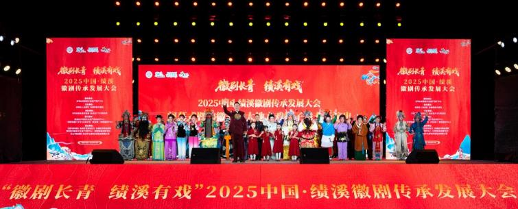 合影。许毅为摄