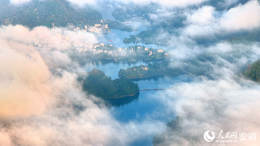 清晨时分，丰乐湖云雾缭绕，美不胜收。人民网 郭昊摄