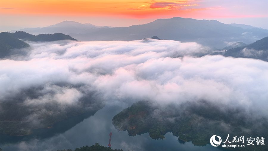 日出云海，蔚为壮观。人民网 郭昊摄