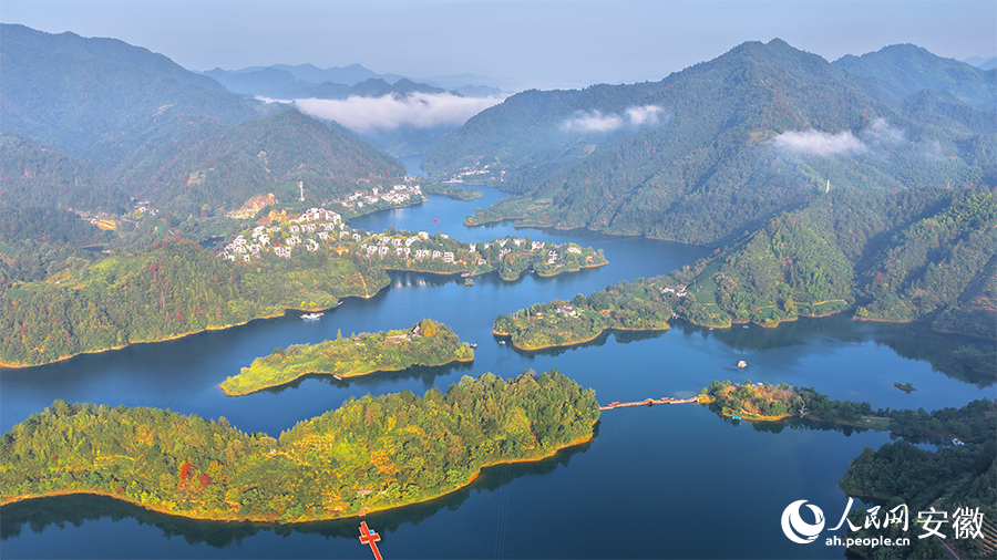 丰乐湖沿岸景色优美。人民网 郭昊摄