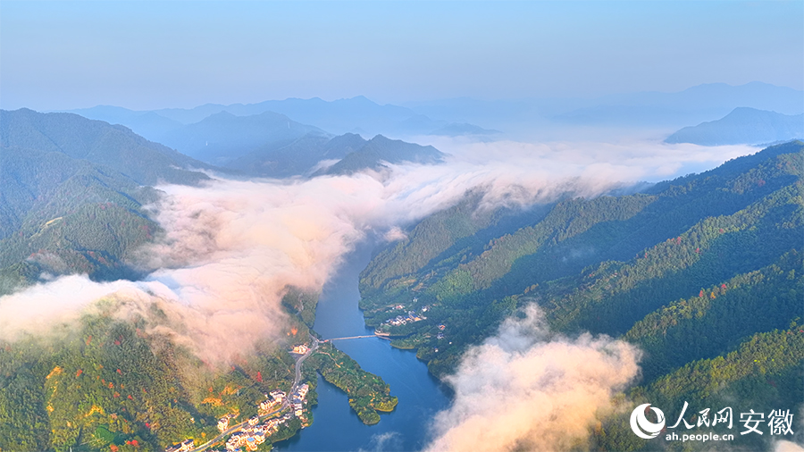 丰乐湖沿岸景色优美。人民网 郭昊摄