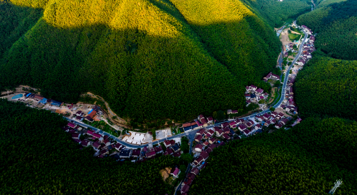 竹乡画廊风景道串联康养基地甘溪村。