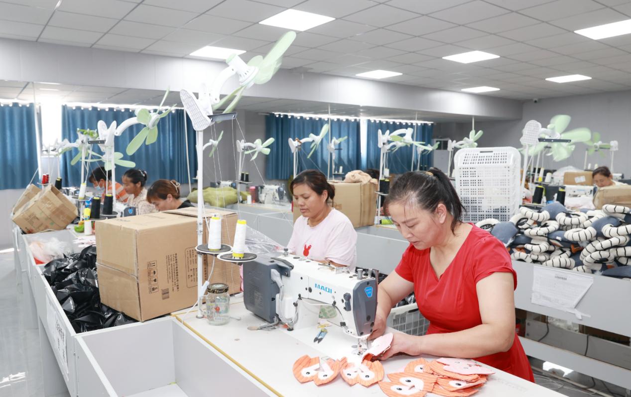 在安徽萌派宠物用品有限公司,工人们正在将各色布料缝制成软萌可爱的宠物毛绒玩具。吴天元摄