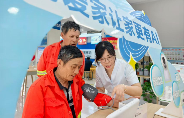 安徽移动工作人员正在为环卫工人测量血压。
