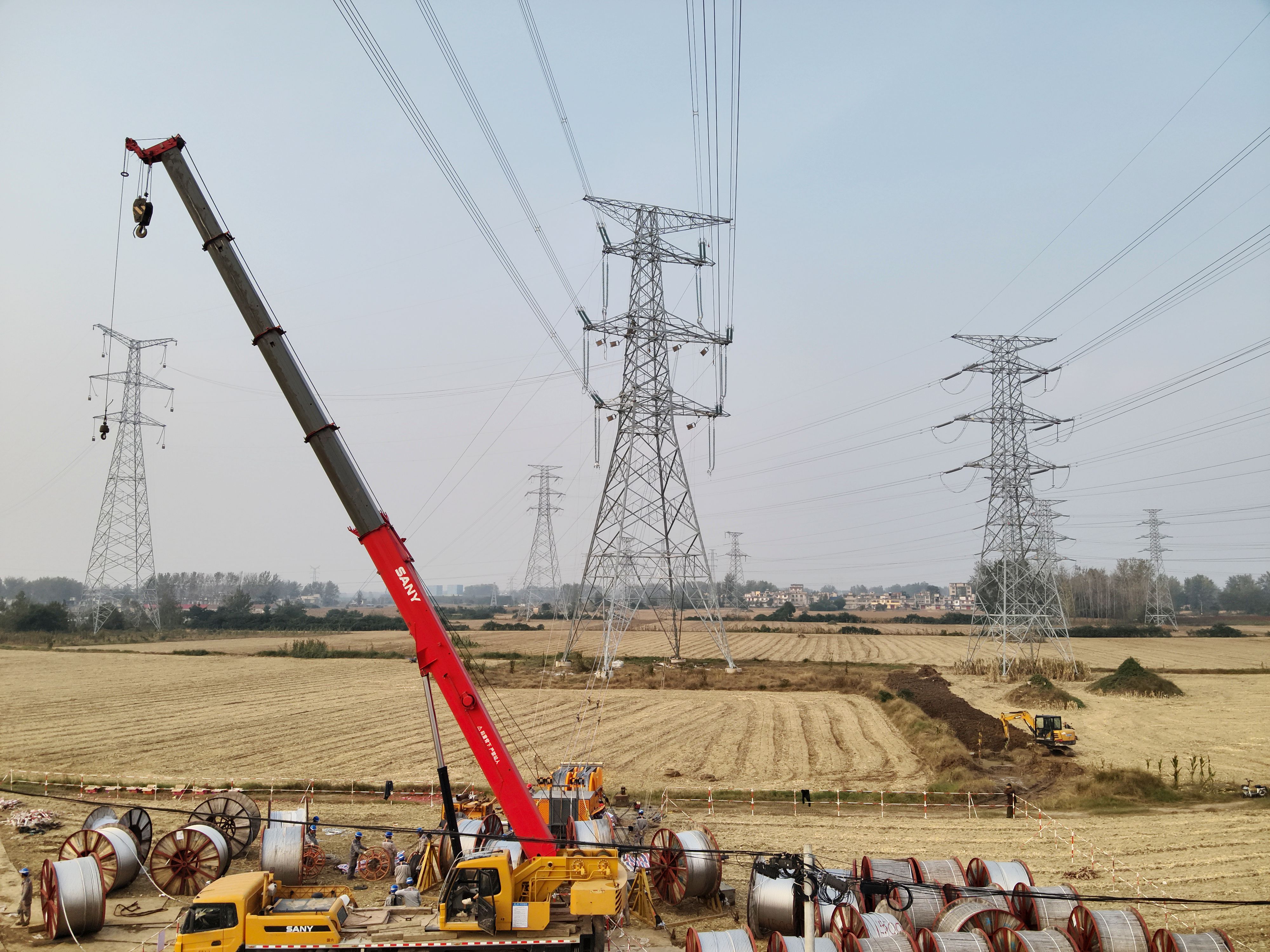 亳州伯阳—谯城500千伏线路工程建设现场,电力施工人员正在进行电网线路展放作业。