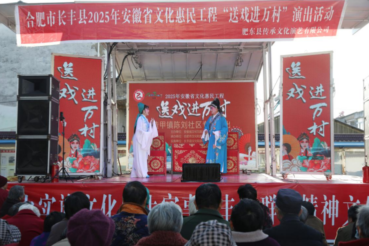 演出现场。罗文摄